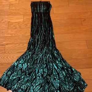 Green & Black Sequin Mermaid Evening Gown Size 5